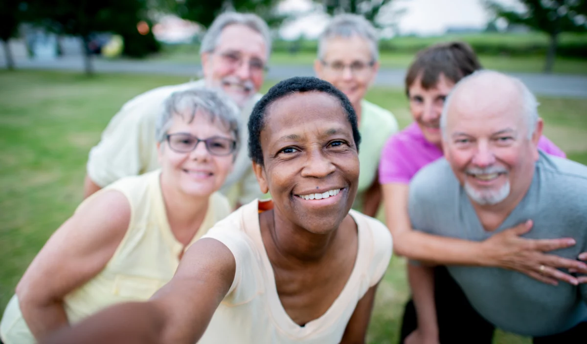 Un groupe de résidents participe au club de marche à l’extérieur du Jardin des sages.