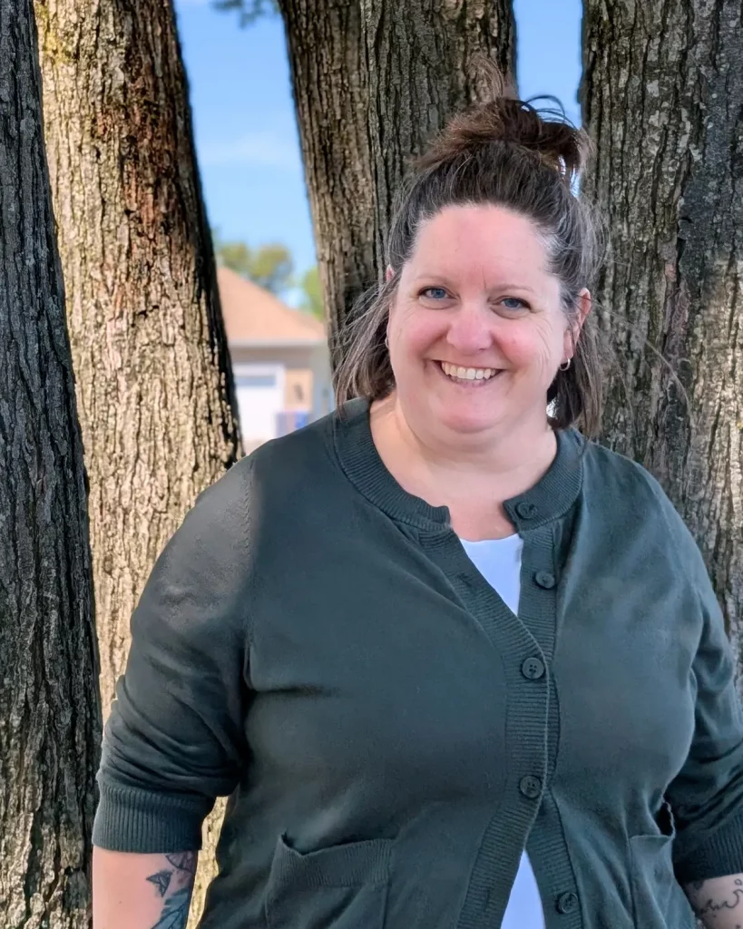 Marie-Claude Demers, fondatrice de Fil&Pixel, à l’extérieur dans un environnement naturel.