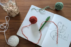 Cahier de notes et éléments créatifs illustrant le parcours, les idées et l'histoire derrière Fil&Pixel.