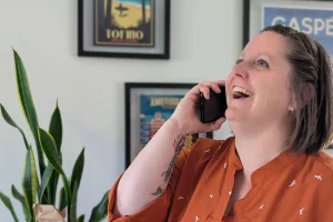 Marie-Claude Demers souriante lors d'une conversation illustrant une communication authentique et humaine.