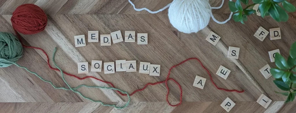 Carnet de notes et lettres illustrant la réflexion autour de la communication et des médias sociaux.